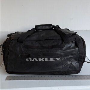 NEW WITHOUT TAGS OAKLEY VOYAGE 60 60L DUFFEL BAG BACKPACK COMBO CARRY ON BLACK